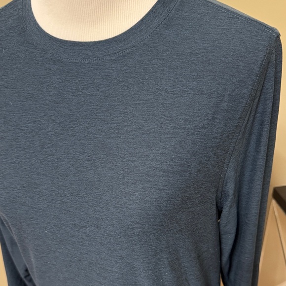 Vuori Men's Deep Blue Long Sleeve Tee Size S pre-owned. - Picture 10 of 10